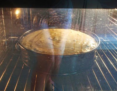 Tarta de queso y membrillo cociéndose en el horno