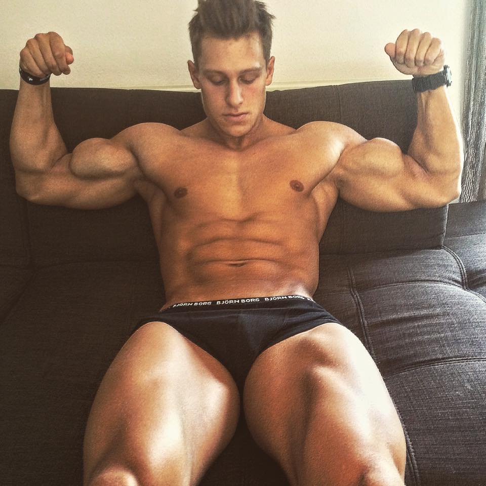 Steve Kris flexing