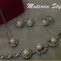 set perhiasan mutiara