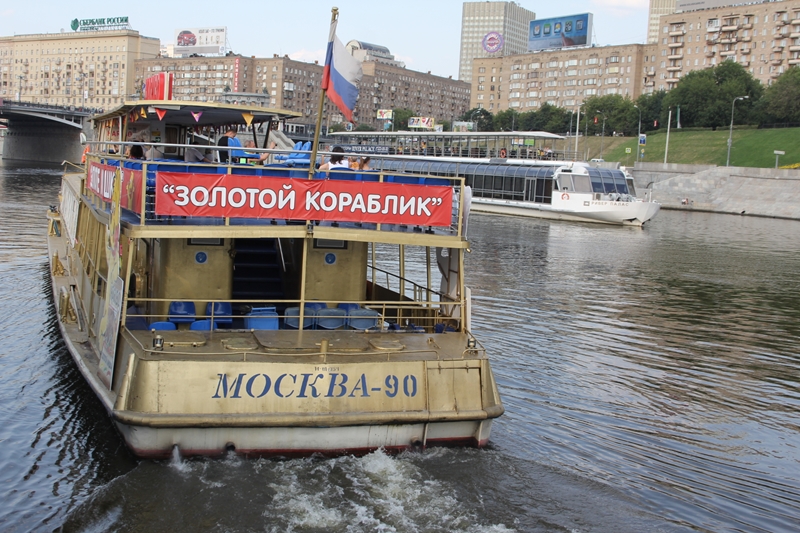 Сколько стоит пароход. Пароходы в Москве по Москве реке. Пароход Москва река. Пароход по Москве реке 4. Кататься на теплоходе.