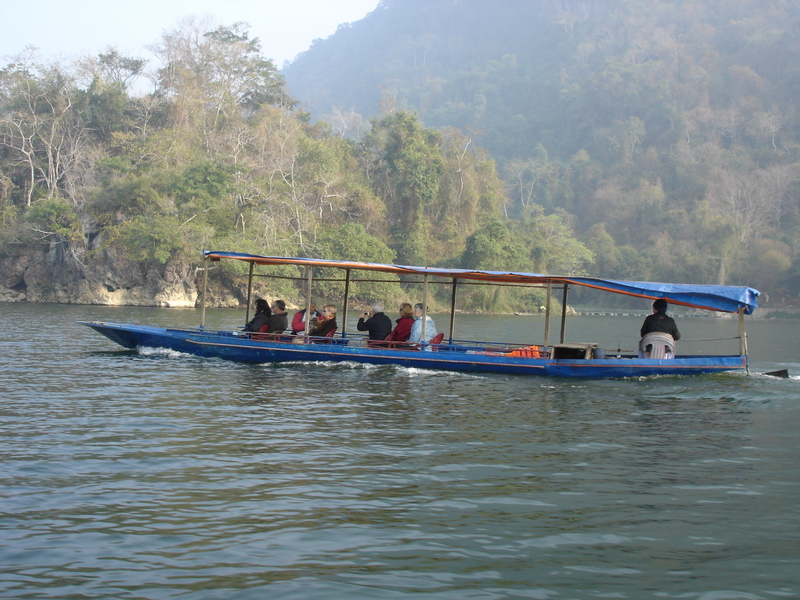 Đi thuyền ngắm cảnh Hồ Ba Bể