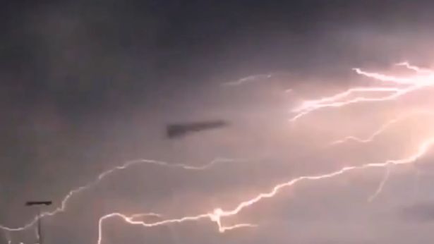 Η αστραπή αποκάλυψε ένα μαύρο τριγωνικό UFO να αιωρείται στον ουρανό (vid) Η αστραπή αποκάλυψε ένα μαύρο τριγωνικό UFO να αιωρείται στον ουρανό (vid)