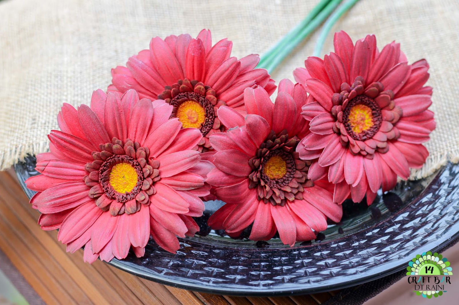 цветы из гофрированной бумаги герберы. герберы своими руками. гербер из цветной бумаги. гербера паста тоскана. гербера из лент.