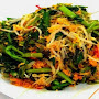 Urap Sayur Segar dengan Berbagai Macam Sayuran dan Bumbu Kelapa