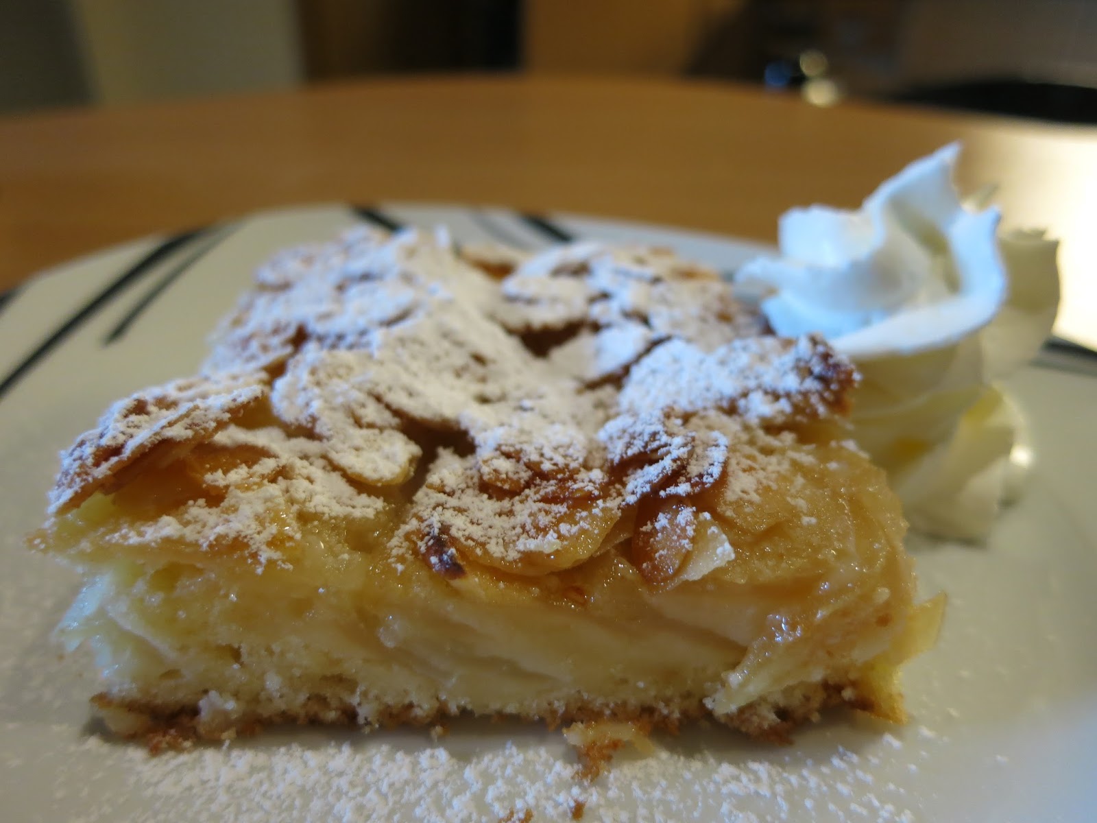 Saftiger Apfelkuchen vom Blech mit Mandelguss