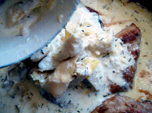Scallops in cream sauce with artichokes by Laka kuharica: Add the cream and artichoke sauce to the scallops