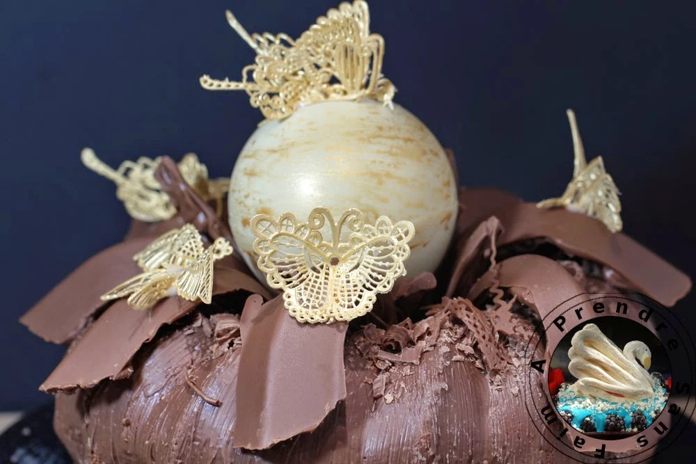 Gâteau d'anniversaire aux épices et à la vanille, décors en chocolat
