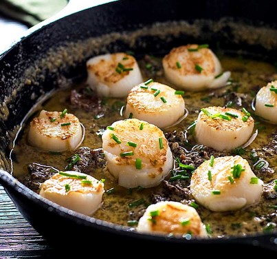 PAN SEARED SCALLOPS WITH BACON CREAM SAUCE