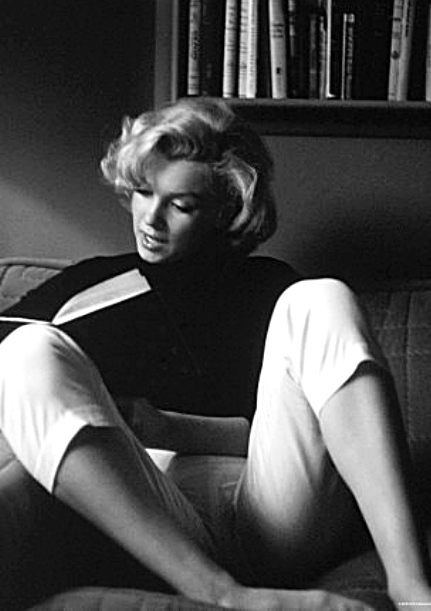 Marilyn Monroe reading a book