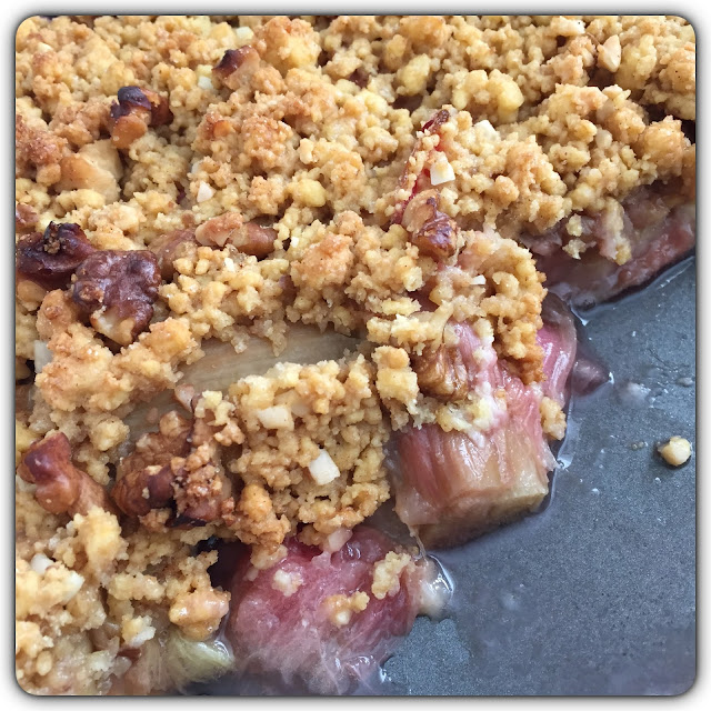 rhubarb crumble