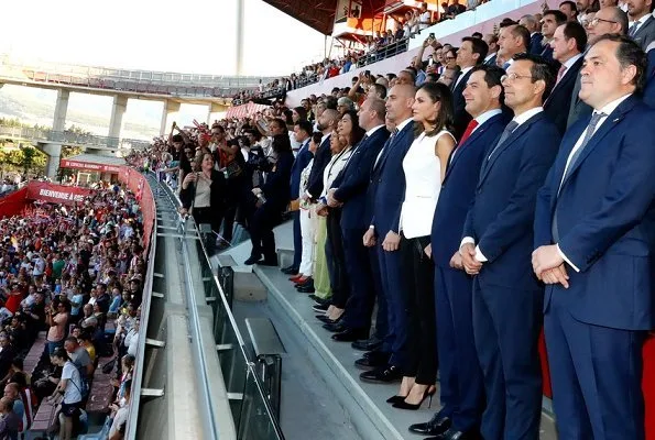 Queen Letizia presented the cup to Real Sociedad players. Queen Letizia wore Felipe Varela Army vest jacket