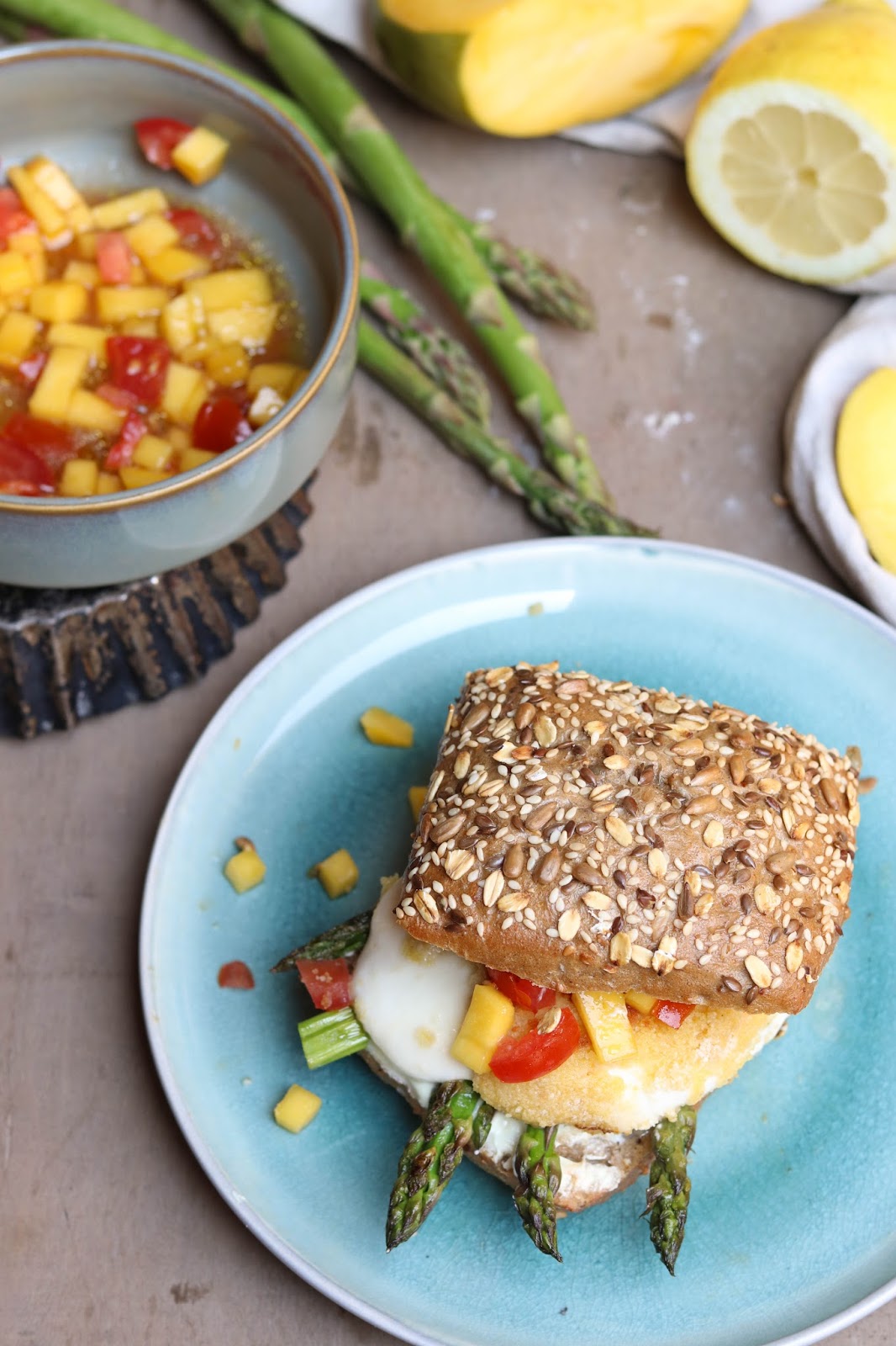 leuchttage Schnelles Essen VeggieBurger mit Mozzarella und Mango
