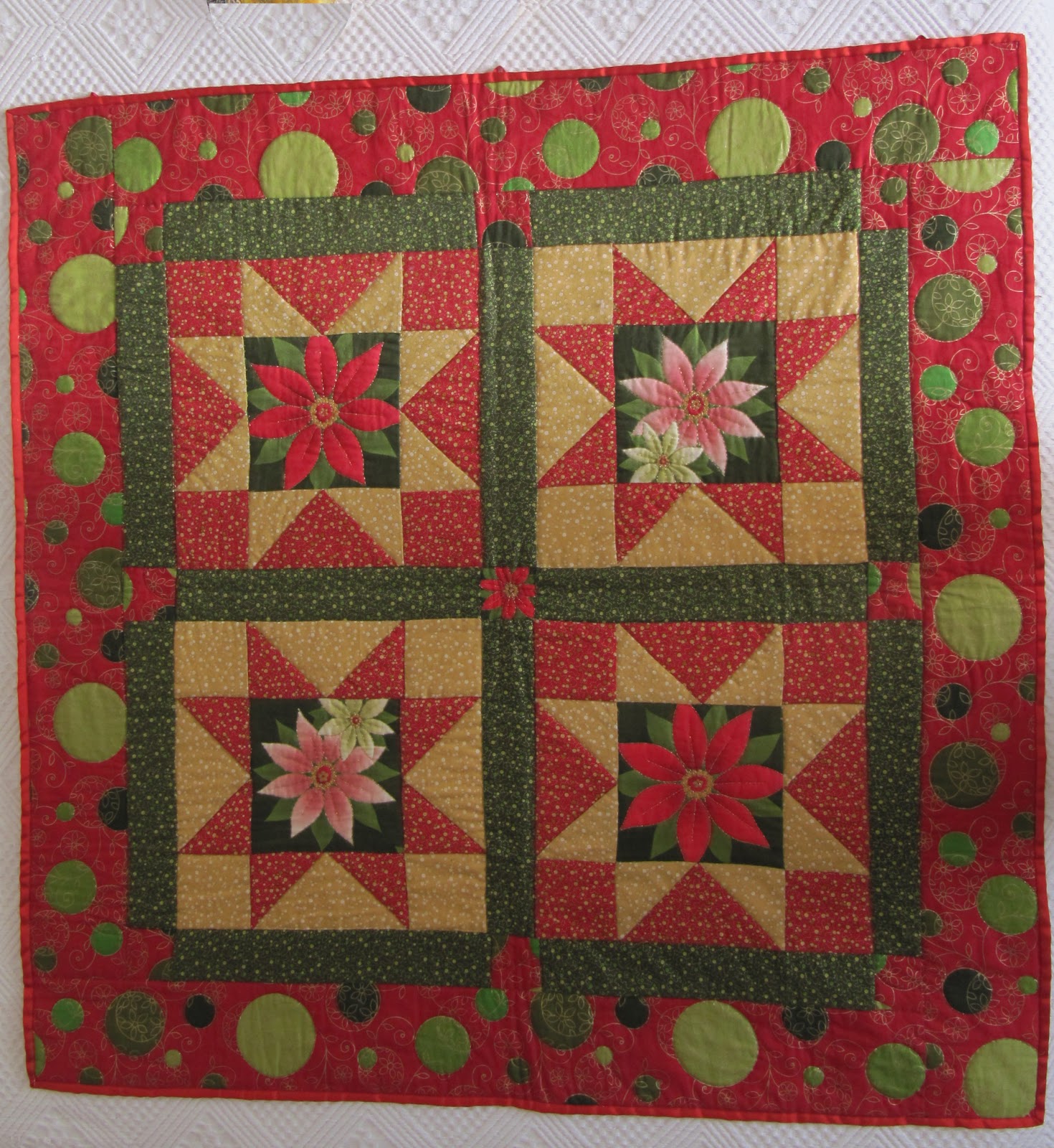 El Patchwork de Paquita Colcha flor de pascua