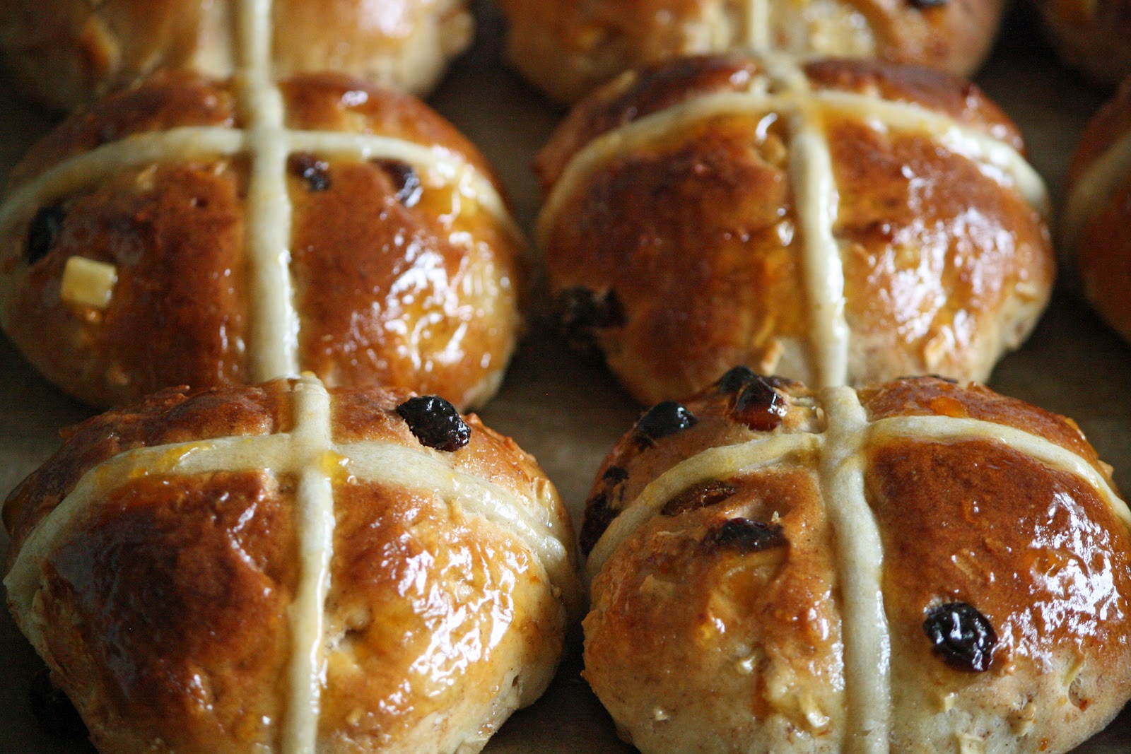 lauralovescakes... Hot Cross Buns & Traditional Easter Biscuits