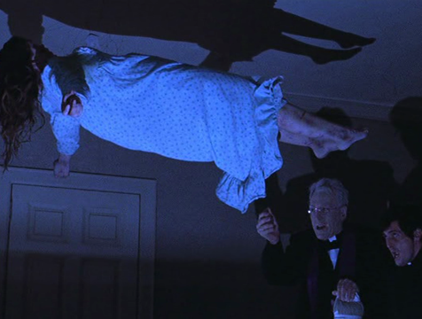 El padre Lankester Merrin (Max von Sydow) y Damien Karras (Jason Miller) durante el exorcismo de Regan (Linda Blair) - Cine de Escritor