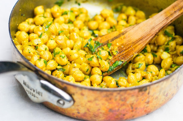 turmeric spiced chickpeas with garlic and fresh parsley