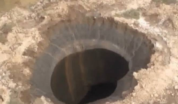 Η μυστηριώδης τρύπα που προκάλεσε πανικό στη Σιβηρία! [video]
