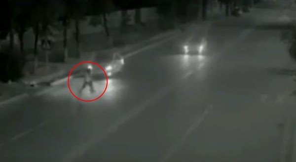 Fantasma salva a niña de ser atropellada y es captado en video Fantasma salva a niña de ser atropellada y es captado en video