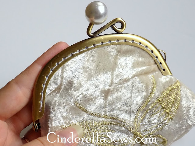 How to sew an easy framed coin purse. Perfect for a DIY gift, Victorian, steampunk, or fairy tale costume, or even a wedding accessory! #sewing #sewingproject #freesewingpattern #crafts