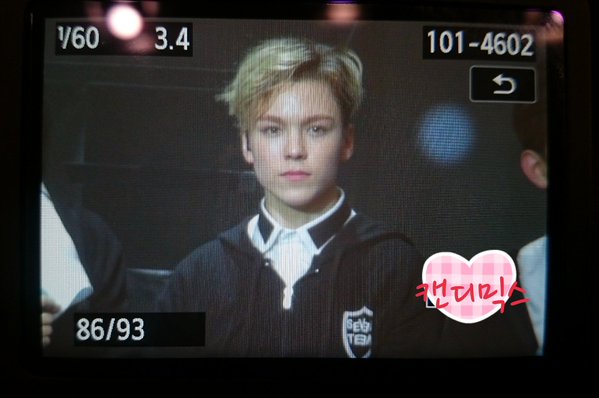 더티블론드 색으로 염색한 버논 | 인스티즈