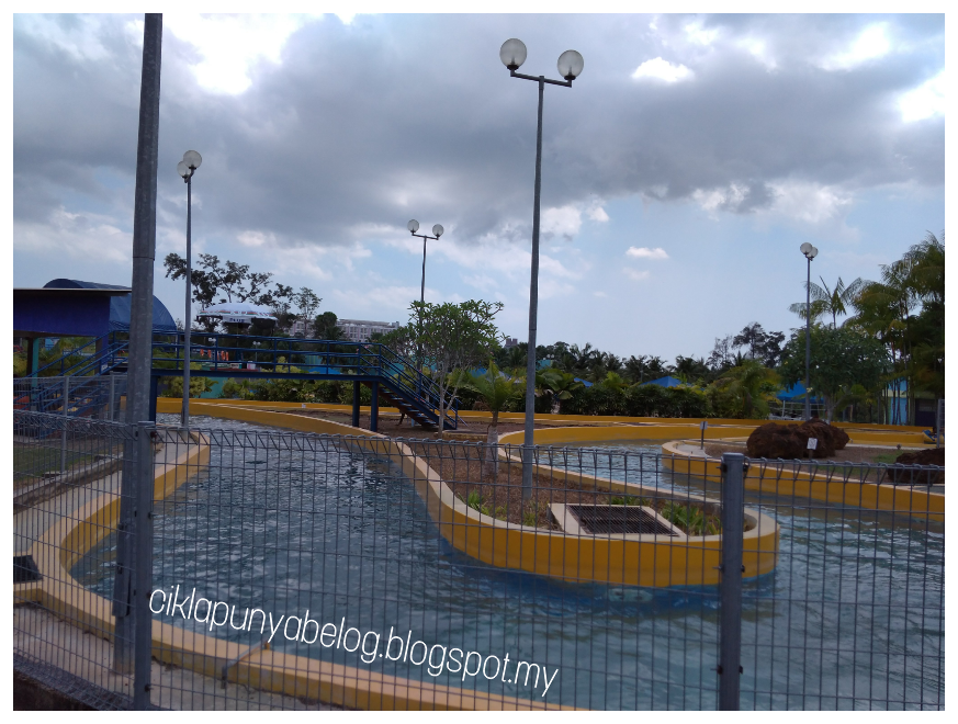 Sejukkan badan dan main air di Melaka Wonderland Theme Park.