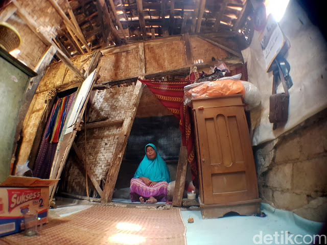 Tak Ada Bantuan Sepeserpun, Keadaan Rumah Ibu ini Sangat Memprihatinkan, Bahkan Lurahnya pun Tak Menggubris Tak Ada Bantuan Sepeserpun, Keadaan Rumah Ibu ini Sangat Memprihatinkan, Bahkan Lurahnya pun Tak Menggubris