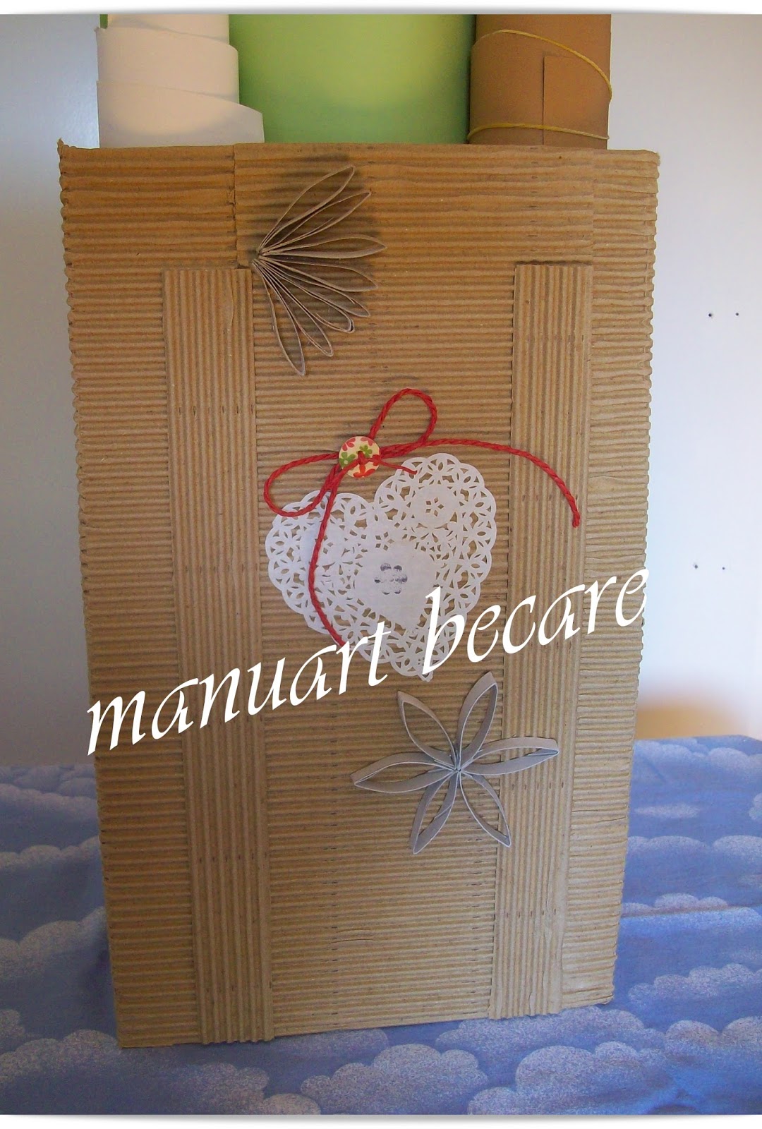 MANUART BECARE: PAPELERA RECICLADA