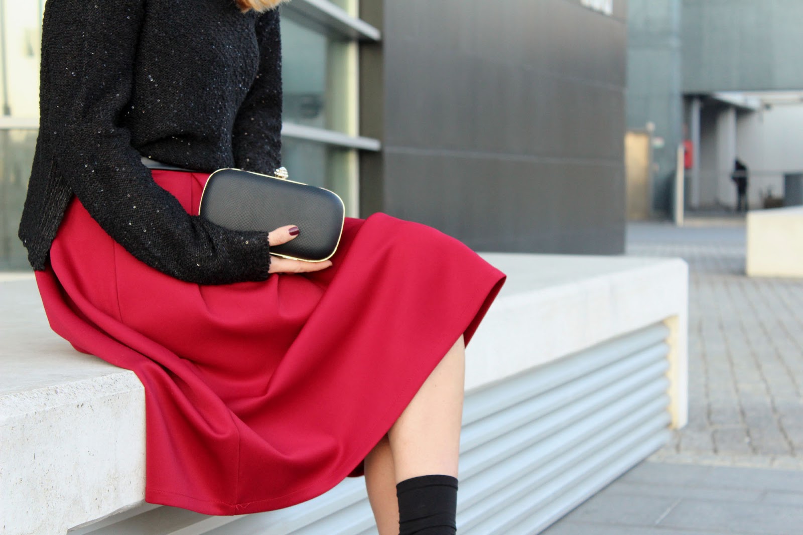 Eniwhere Fashion - red skirt and faux fur - Bakeka