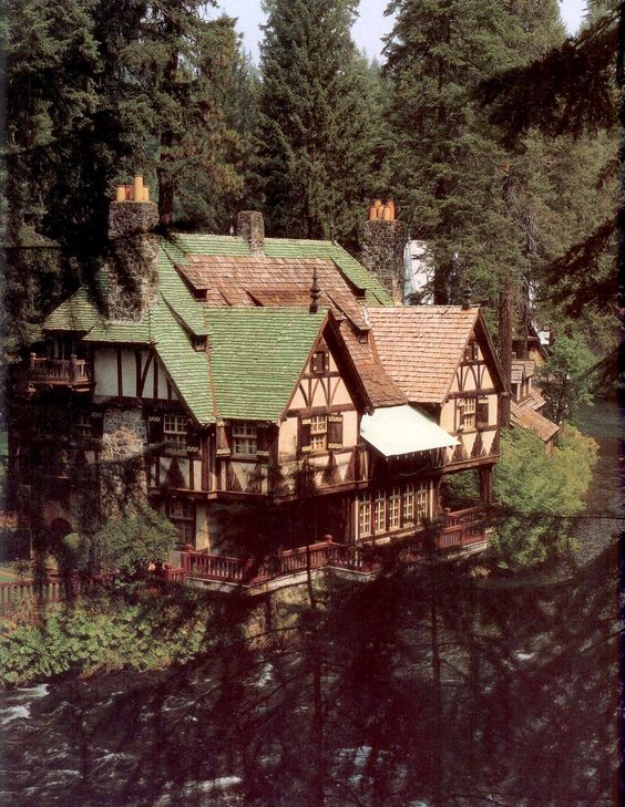 Pillar to Post WORLD ARCHITECTURE / THE PROLIFIC JULIA