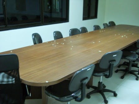 Meja + Partisi Untuk 24 Staff, Front Desk, Back Panel, Font Perusahaan Dan Conference Table