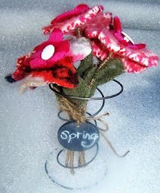spring flowers, wool, fabric flowers, spring idea, Beyond The Picket Fence, http://bec4-beyondthepicketfence.blogspot.com/2015/02/spring-ideas-are-you-ready.html