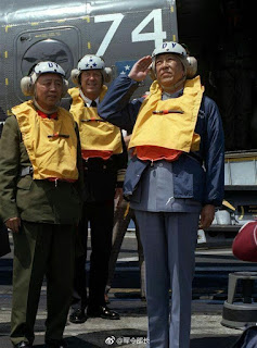Visita de Liu Huaqing al Kitty Hawk en 1980