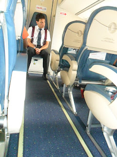 Imagen de un azafato en el avión Madrid-Vigo