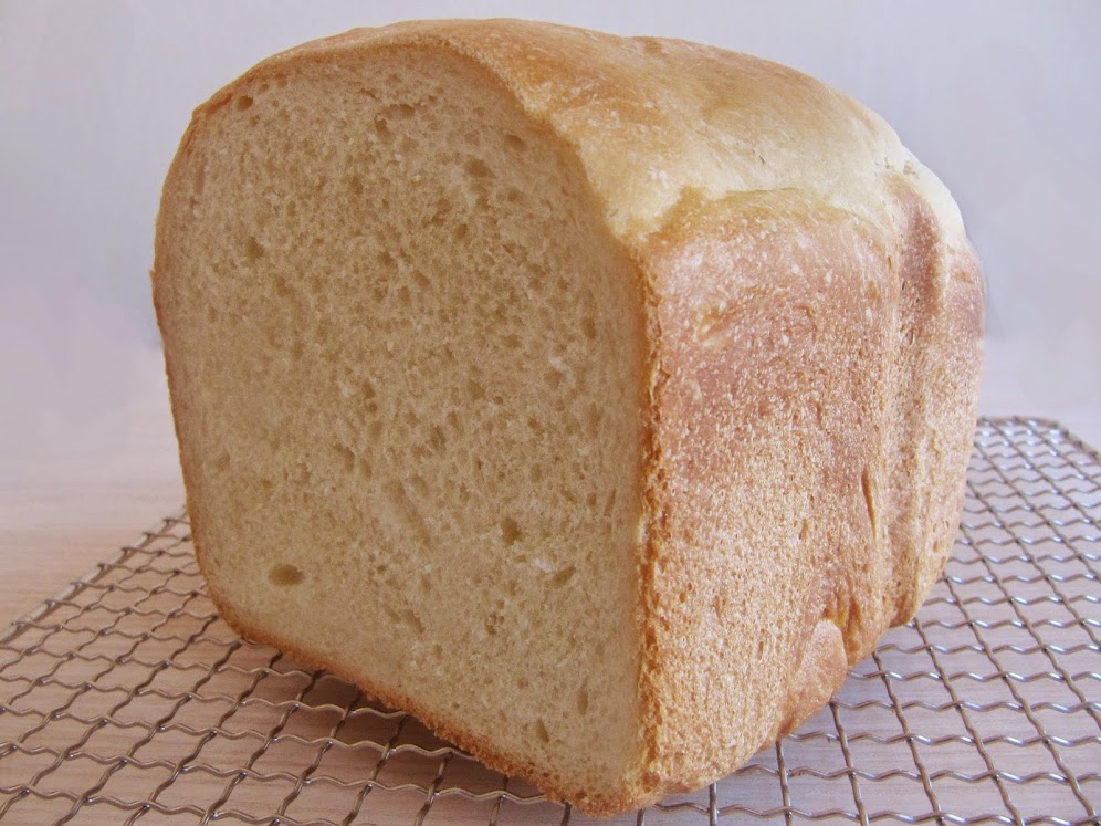 Что внутри хлеба. Полбуханки хлеба. Белый хлеб полбулки. Хлеб батон в хлебопечке. Хлеб Прибалтийский.