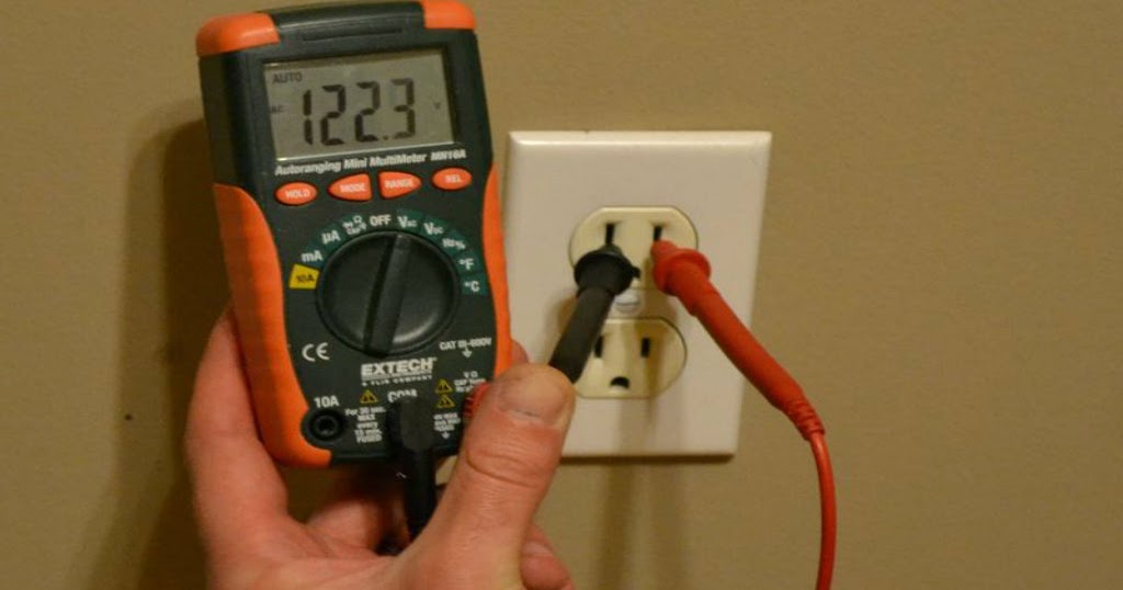 Какое напряжение в розетке в квартире. Измерение 220 вольт мультиметром. Измерение напряжения мультиметром в розетке 220в. Мультиметр измерение тока 220 вольт. Измерение мультиметром постоянного напряжения в электрической цепи.