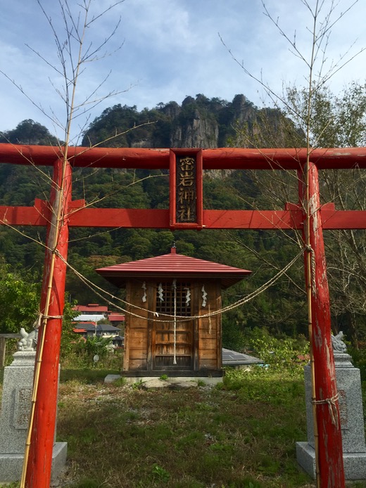 密岩神社から見上げた岩櫃山 密岩神社から見上げた岩櫃山