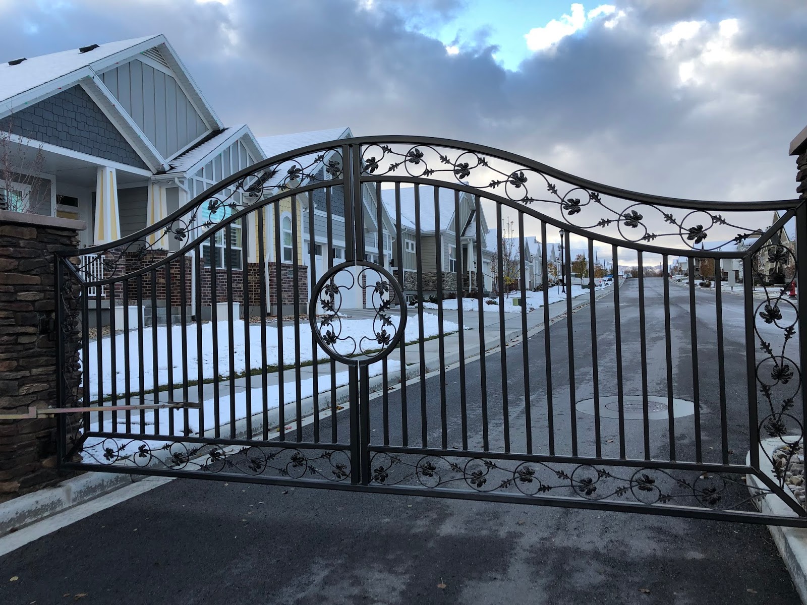 Honey I'm Home Decorating Our Gate for Christmas