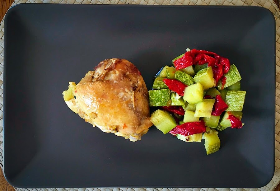 Pollo al ajillo con pimientos y calabacín