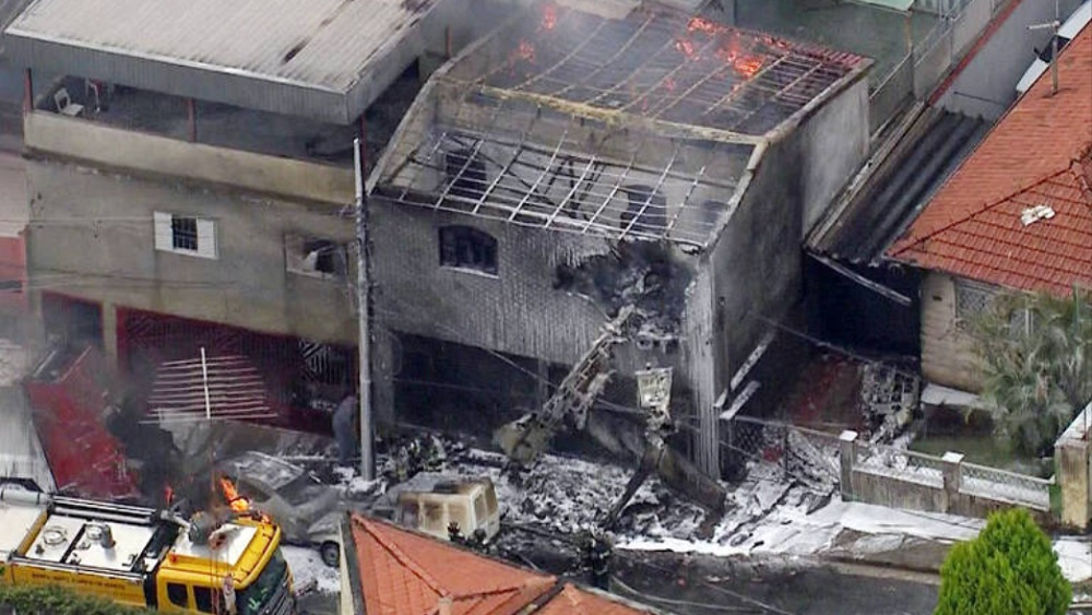 Avião de pequeno porte cai sobre casas em SP, deixa 2 mortos e 12 feridos