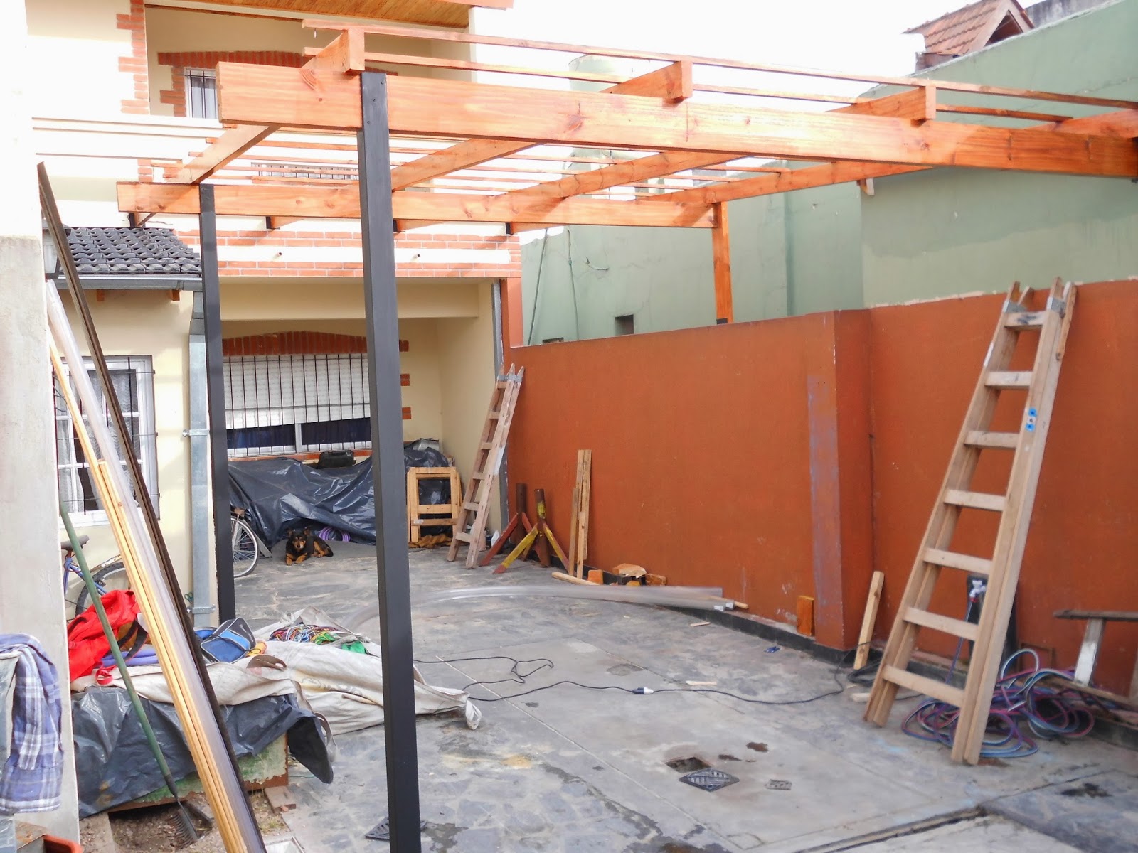 Entrepisos de madera, escaleras.: Garage con policarbonato