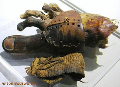إصبع قدم اصطناعي مصنوع من الخشب والجلد صنعه المصريون القدماء