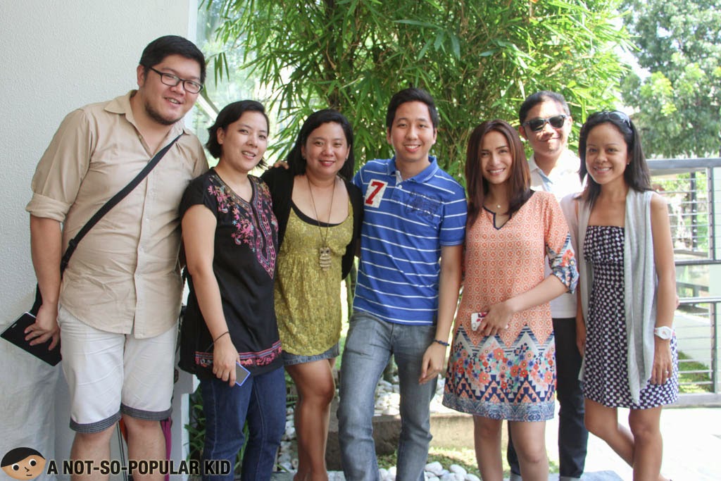The bloggers (Sheila, Cheche, Renz, Jonel and Marjorie) together with Jennelyn Mercado and the show's producer