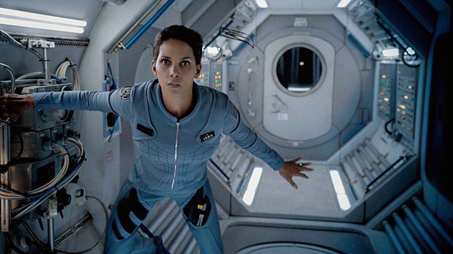 Halle Berry en una escena en la nave en el piloto de Extant