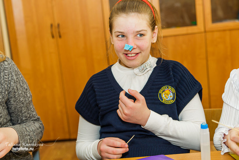 Репортаж из школьной жизни. Репортаж о школьной перемене. Девушка 9 класс на перемене. Репортаж о школьной перемене. Учитель и старшеклассники.