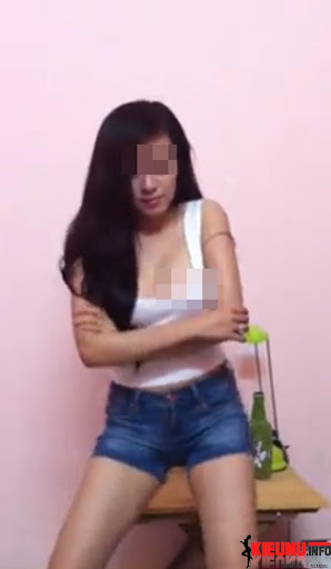không mặc nội y