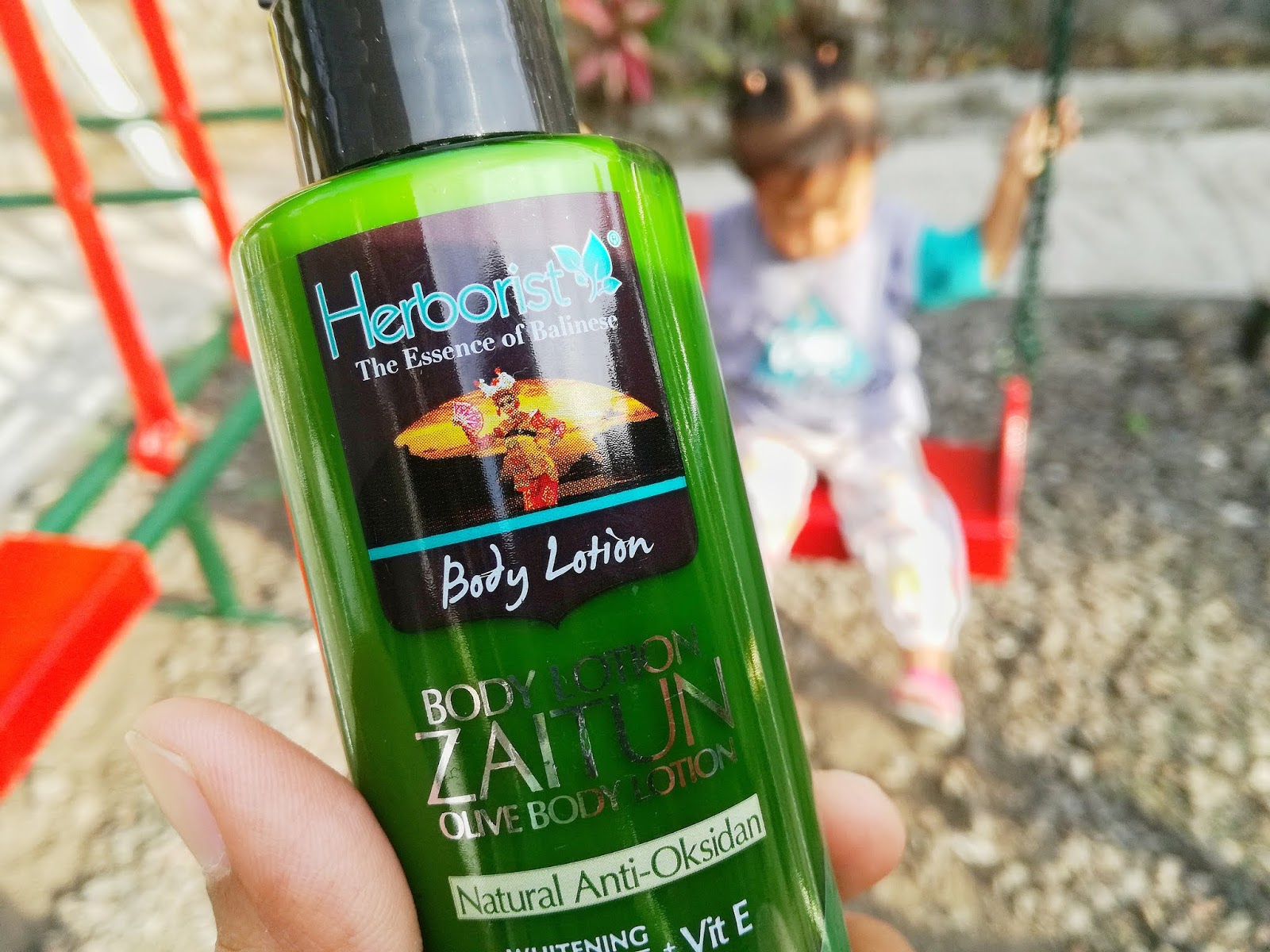 Herborist Body Lotion yang Mengandung Zaitun untuk Melembabkan Kulit