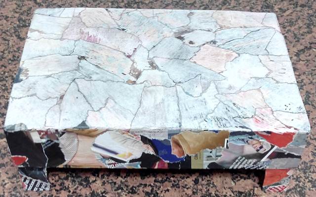 Imitación piedra con revistas rasgadas