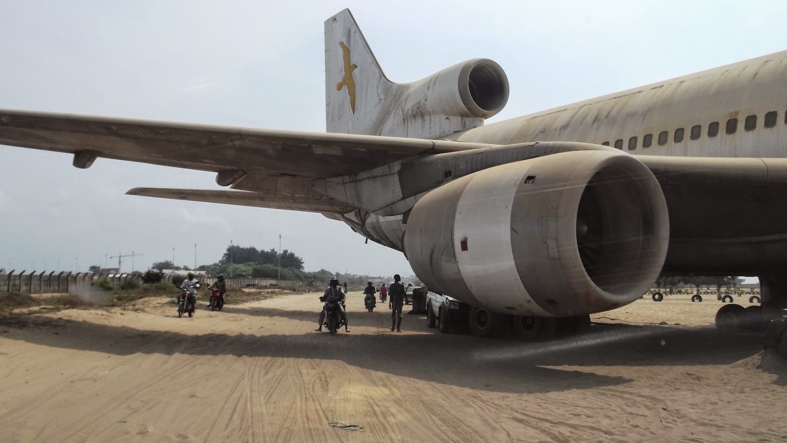 Globe-blogger.net: Le barakah, un avion échoué à Cotonou