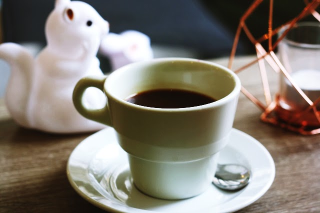 Le briefing tasse de café pleine sur table en bois et objets de décoration