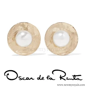 Kate accessorised Oscar de la Renta Hammered Gold-Plated Faux Pearl Earrings